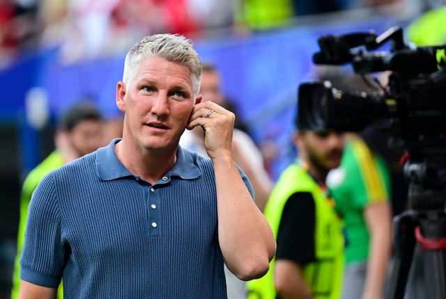 W&uuml;rde im deutschen Tor vorerst au...und TV-Experte Bastian Schweinsteiger.  | Foto: Sina Schuldt/dpa