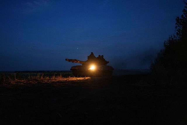 Schwere K&auml;mpfe in der Ostukraine dauern an. (Archivbild)  | Foto: Evgeniy Maloletka/AP