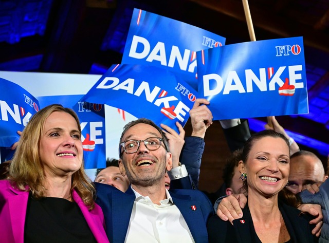 FP&Ouml;-Chef Herbert Kickl feiert den Wahlsieg.  | Foto: Roland Schlager/APA/dpa