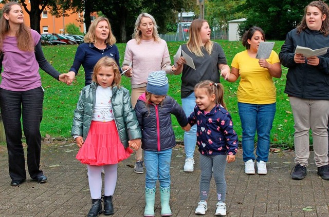 Mit Liedern und Tnzen erfreuten Erzieherinnen und Kinder die Gste.  | Foto: Marianne Bader