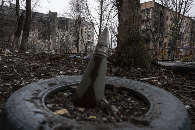 Eine Rakete in Wuhledar  | Foto: Evgeniy Maloletka (dpa)