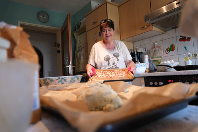 Diese Frau aus Norsingen backt Zwiebelkuchen, fr den das halbe Dorf Schlange steht