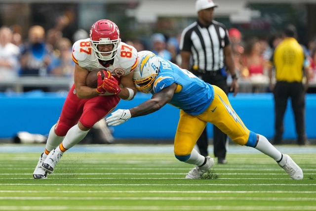 Travis Kelce (l) von den Kansas City C...von den Los Angeles Chargers gestoppt.  | Foto: Ashley Landis/AP/dpa