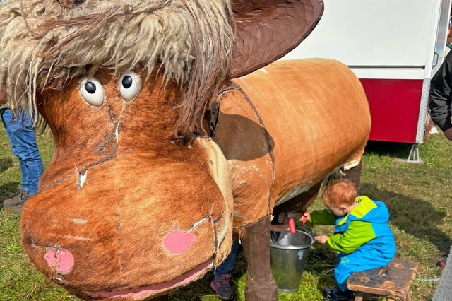 An der Kuh-Attrappe konnte man Melken lernen.  | Foto: Leni Meder