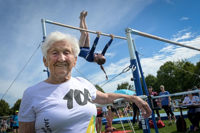 Turnfest mit 98 Jahren. Johanna Quaas'...mmer in Bewegung bleiben. (Archivbild)  | Foto: Heiko Rebsch/dpa