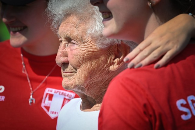 Die 98-j&auml;hrige Johanna Quaas lebt... Teilhabe h&auml;lt jung. (Archivbild)  | Foto: Heiko Rebsch/dpa