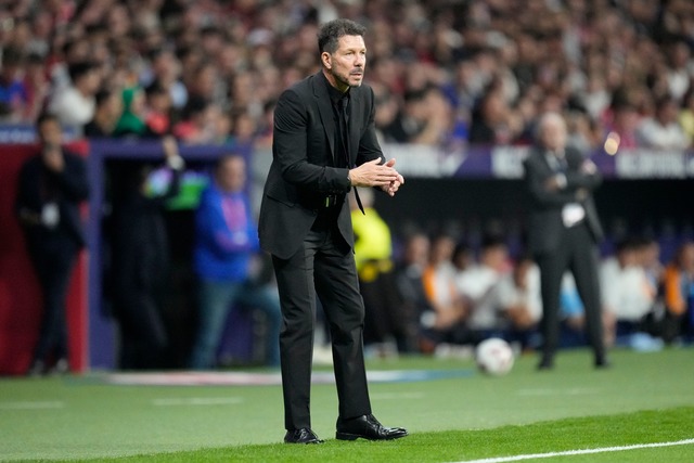 Atl&eacute;ticos Trainer Diego Simeone stichelt gegen seinen ehemaligen Torwart.  | Foto: Bernat Armangue/AP