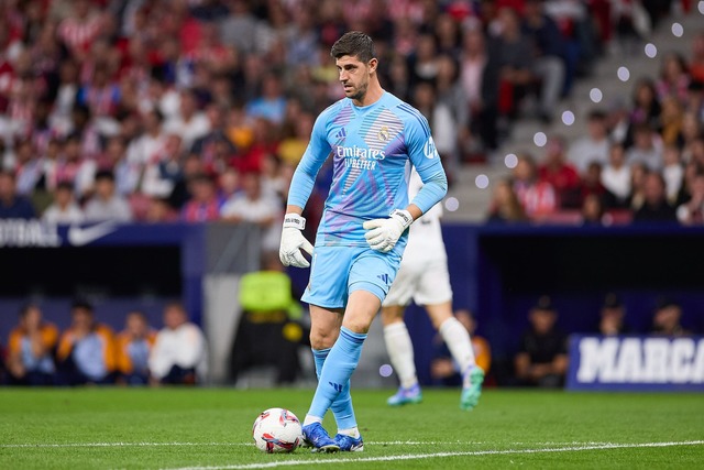 Thibaut Courtois musste sich mit Feuerzeugen bewerfen lassen.  | Foto: Federico Titone/SOPA Images via ZUMA Press Wire/dpa