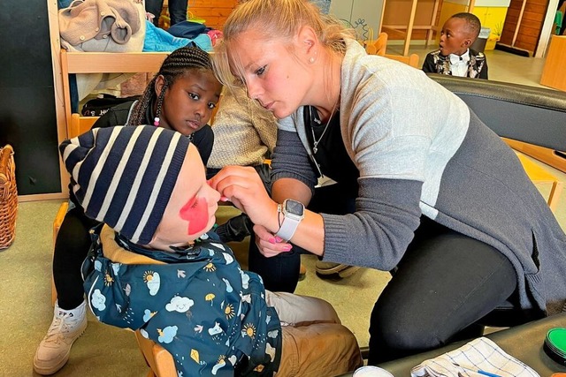 Das Schminken kam bei den Kindern besonders gut an.  | Foto: Lina Boegel