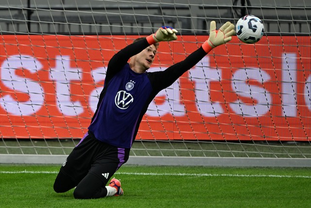 Alexander N&uuml;bel scheint der Favor...ns Tor der DFB-Auswahl zu r&uuml;cken.  | Foto: Federico Gambarini/dpa