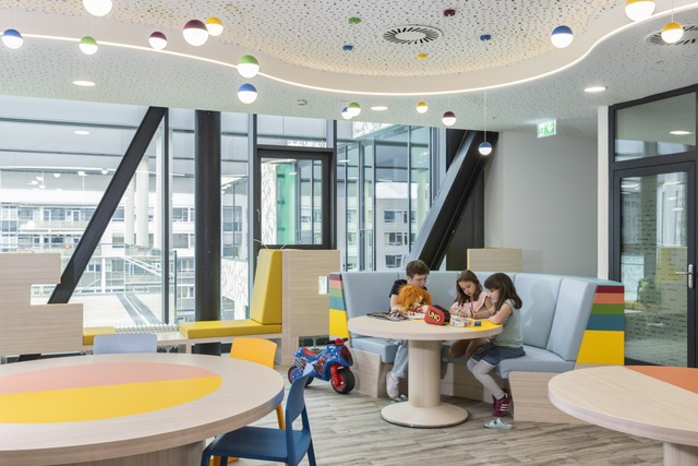 Blick in einen Aufenthalts- und Spielbereich in der neuen Kinderklinik  | Foto: Faruk Pinjo