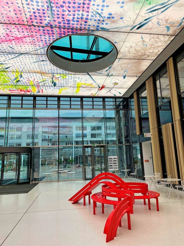 In der Eingangshalle stehen auch mehre...ig zum Klettern und Rutschen einladen.  | Foto: Sonja Zellmann