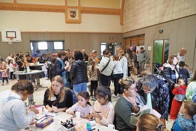 Beim Begegnungsfest in Herbolzheim muss der bersetzer vom Handy helfen