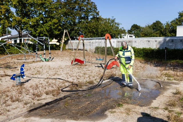 Ein Mitarbeiter der Stadt Kehl spritzt...z erstreckt. <Bildquelle></Bildquelle>  | Foto: Philipp von Ditfurth (dpa)