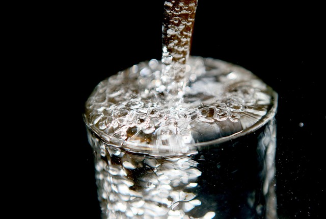 Im schw&auml;bischen Bibertal ist das Wasser mit Keimen belastet. (Symbolbild)  | Foto: Oliver Berg/dpa