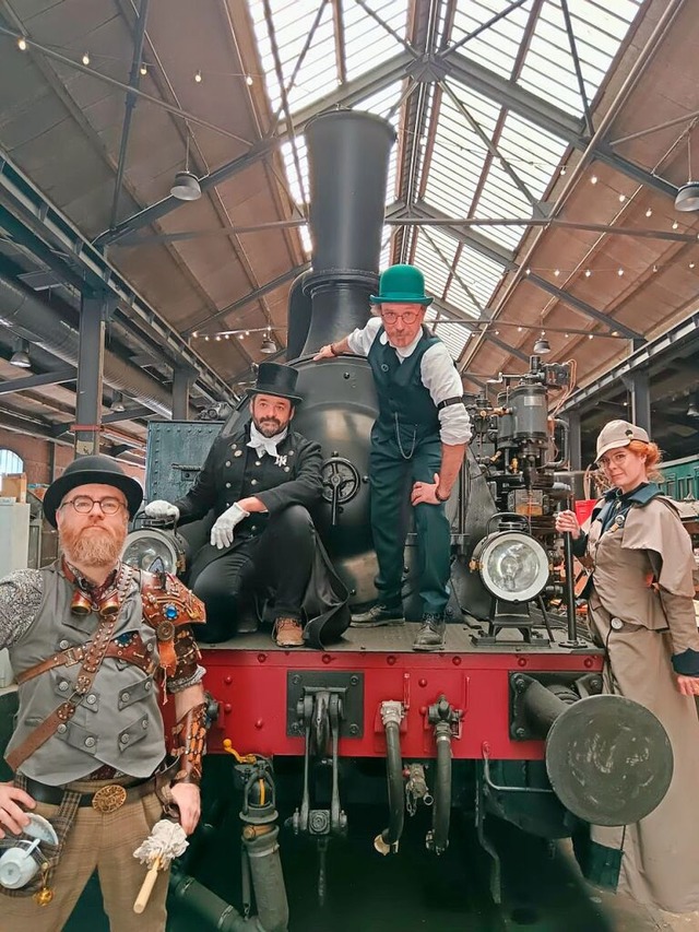 Wer das Steampunk-Festival in der &#82... inmitten legendrer Dampflokomotiven.  | Foto: Cit du Train Patrimoine SNCF