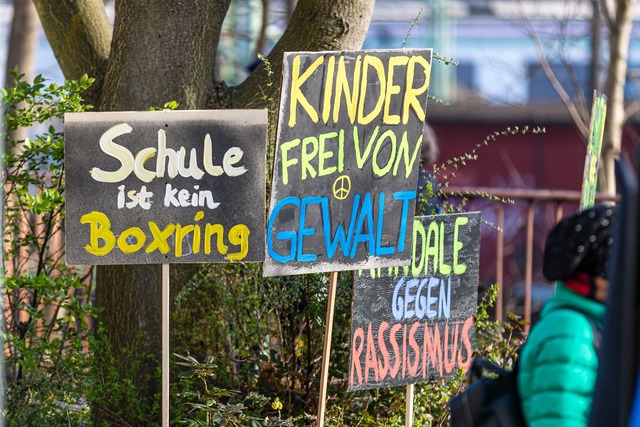 Mobbing unter Sch&uuml;lerinnen und Sc...mt Lehrern zufolge oft vor. Archivbild  | Foto: Frank Hammerschmidt/dpa