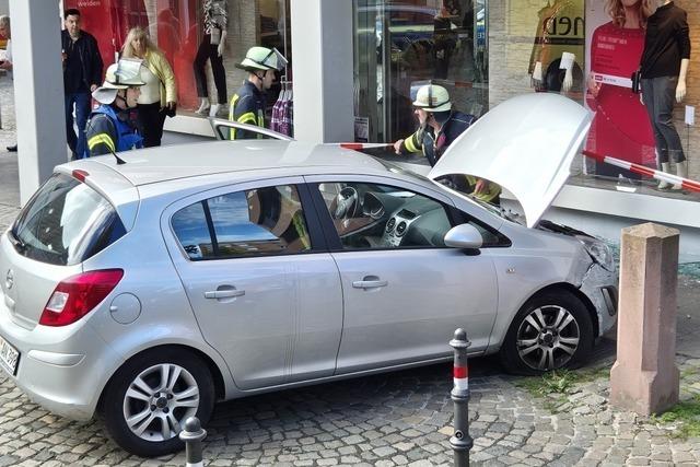 Gas- statt Bremspedal: Auto fhrt in Lahr in ein Schaufenster