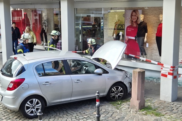 Ein Auto ist in Lahr gegen eine Schaufensterscheibe gefahren.  | Foto: Christian Kramberg