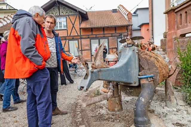 Das Kulturzentrum Nellie Nashorn&#8220...weiter von links) offiziell bergeben.  | Foto: Alexandra Gnzschel