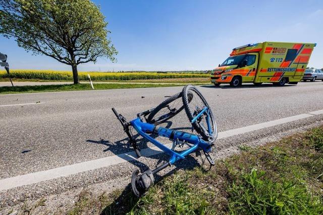 Radfahrer fliegt nach Zusammenprall mit Auto bei Schliengen durch die Luft – und verletzt sich leicht