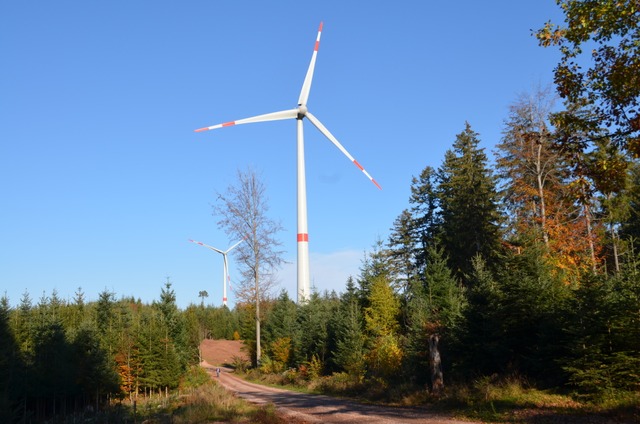 Auf dem Rotzel in Biederbach gibt es b...ei Windrder, ein viertes ist geplant.  | Foto: Nikolaus Bayer