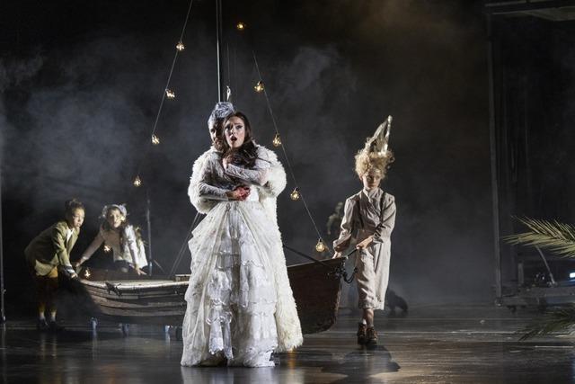 Die Liebenden schauen sich kaum an: "Tosca"-Premiere im Theater Freiburg