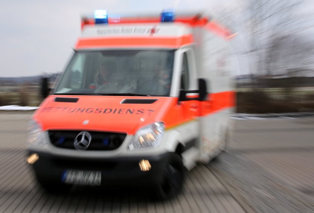 Der Motorradfahrer musste mit einem Re...ankenhaus gebracht werden (Symbolbild)  | Foto: Stephan Jansen (dpa)