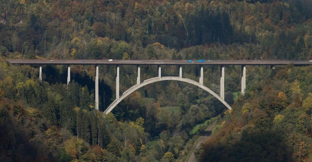 Die Neckarburgbrcke auf der A81  | Foto: Sebastian Gollnow (dpa) 