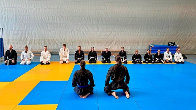 Die Jiu-Jitsu-Trainingsgruppe mit den ...und Alexander Bruland (im Vordergrund)  | Foto: Jiu Jitsu im Judo-Club Bad Krozingen Hausen