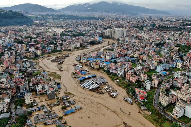 Nach starken Regenf&auml;llen in Nepal... durch das Kathmandutal. (Bild Archiv)  | Foto: Gopen Rai/AP/dpa