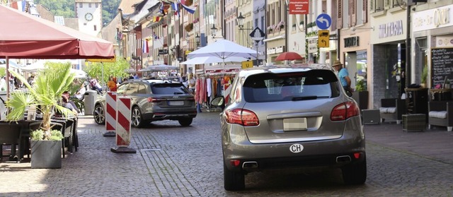 Der motorisierte Verkehr rollt auf etw...fhrlichen Begegnungen mit Fugngern.  | Foto:  Baier, Markus