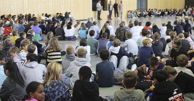 Die Schulvollversammlung in der Hochrheinhalle  | Foto: Matthias Sochor