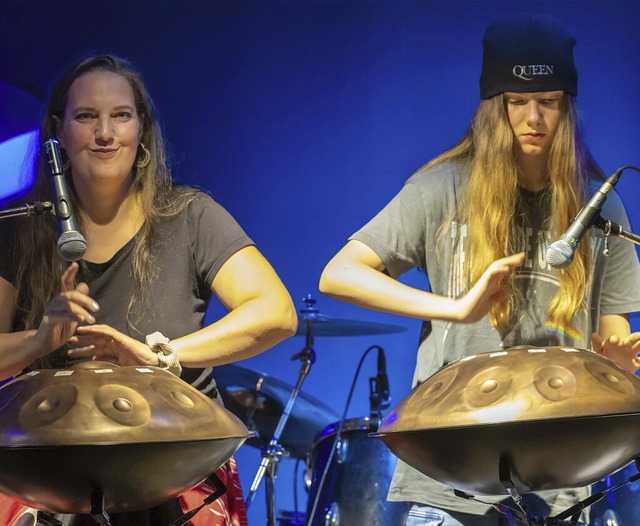 Daniela Lechner (links) und Fiona Tref...em Spiel auf dem Handpan das Publikum.  | Foto: Paul Eischet