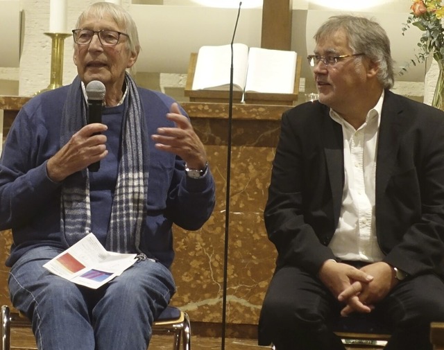 Im Gesprch mit Pfarrer Joachim Kruse ...ischen Kirchengemeinde geschenkt hat.   | Foto: Roswitha Frey