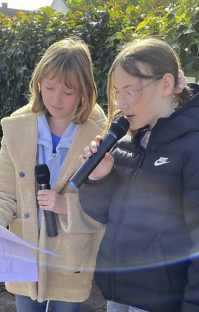 Die Schlerinnen Johanna und Mia trage...hn Lennons  &#8222;Imagine&#8220; vor.  | Foto: Bertold Obergfll