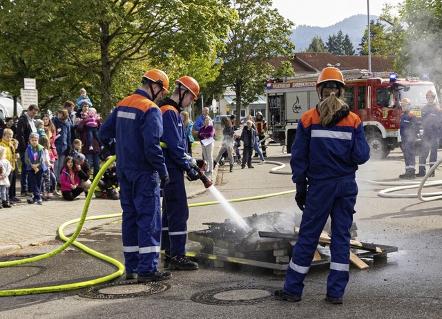 Der Feuerwehr-Nachwuchs bei der Arbeit: Feuerlschen.  | Foto: Hubert Gemmert