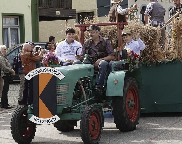 Mehr als 15 Gruppen zogen beim Erntedank-Umzug in Grwihl durch die Gemeinde.   | Foto: Hans-Jrgen Sackmann