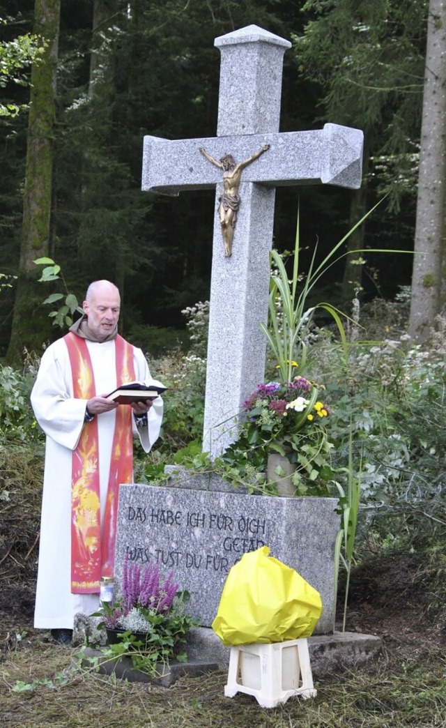 Pfarrer Bernhard Stahlberger weihte das neue Kreuz an alter Stelle.  | Foto: Ralph Fautz