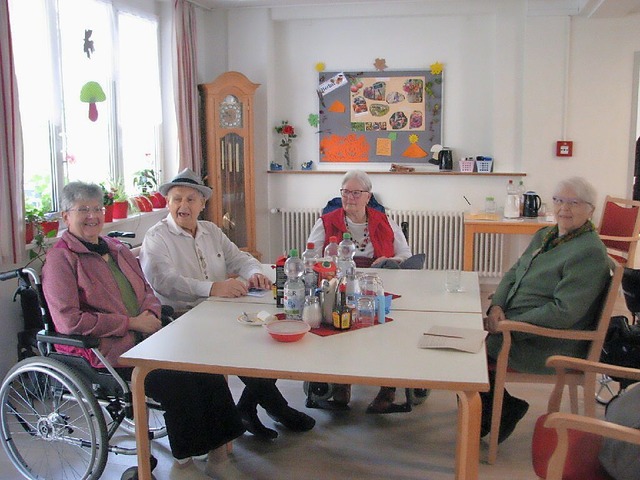 Die Seniorinnen und Senioren genieen ...me im umgebauten Todtnauer Pflegeheim.  | Foto: Eva Wollweber