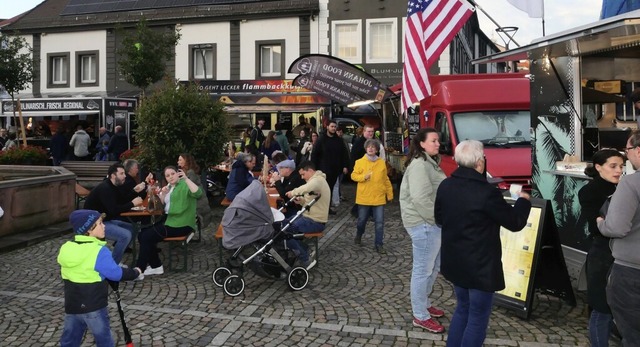 Am Wochenende herrschte stets reger Be...stival auf dem Emmendinger Marktplatz.  | Foto: Dieter Erggelet