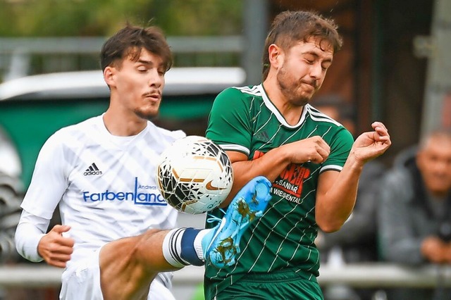 Yavuzhan Orhan vom SV Schopfheim (link...f gegen den Hausener Alexander Mssner  | Foto: Gerd Grndl