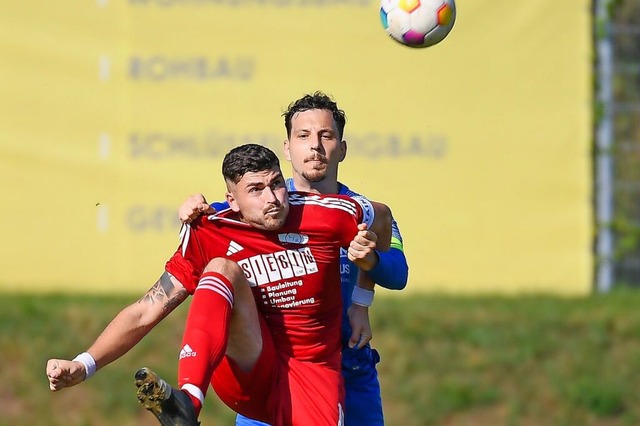 Der VfR Bad Bellingen um Torjger Tim ...rot) spielt derzeit in der Landesliga.  | Foto: Gerd Gruendl