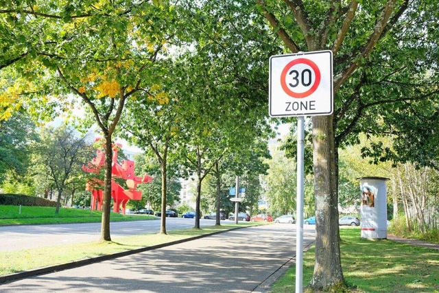 Glnzt wie neu: ein aufbereitetes Tempo-30-Schild in Landwasser.  | Foto: Stadt Freiburg