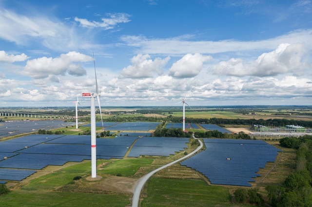 Mehr als jede zweite in Deutschland ve...2024 bislang aus erneuerbaren Quellen.  | Foto: Daniel Reinhardt/dpa