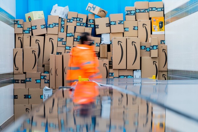 Amazon ist Marktf&uuml;hrer beim Onlinehandel in Deutschland. (Archivbild)  | Foto: Rolf Vennenbernd/dpa