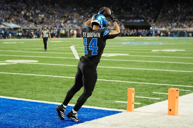 Amon-Ra St. Brown hatte einen starken ...einem Touchdown-Pass auch noch selbst.  | Foto: Paul Sancya/AP/dpa