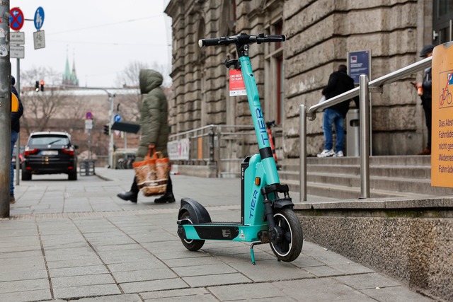 Die t&uuml;rkisfarbenen E-Scooter der ...ald einen neuen Anstrich (Archivbild).  | Foto: Daniel L&ouml;b/dpa