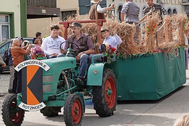 Mehr als 15 Gruppen zogen beim Ernteda...leich mit fnf Arbeitswgen vertreten.  | Foto: Hans-Jrgen Sackmann