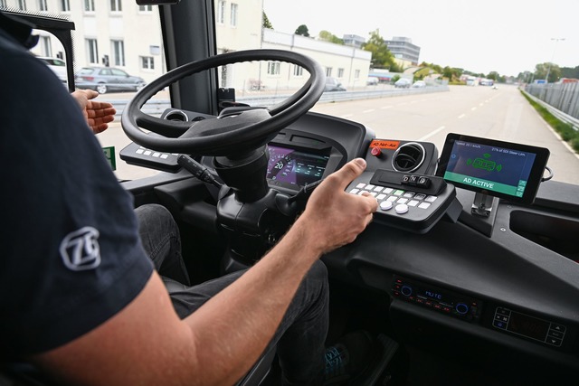 Bei dem Projekt RABus sollen autonom f...icherheitsfahrer ist aber mit an Bord.  | Foto: Felix K&auml;stle/dpa